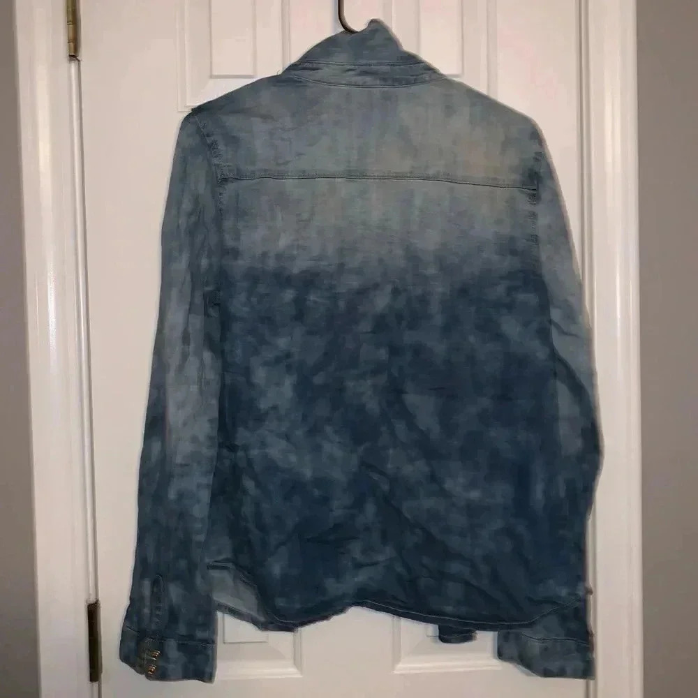 🔴🔴Light Acid Washed Denim Button Down 🌟 - Picture 5 of 5